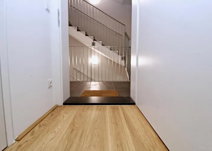 Balcony/pool/free Parking Garage