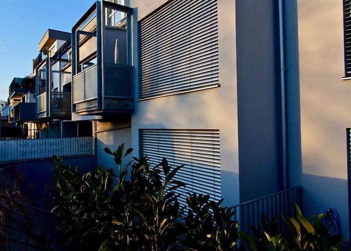 Balcony/pool/free Parking Garage