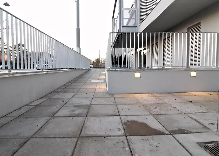 Balcony/pool/free Parking Garage