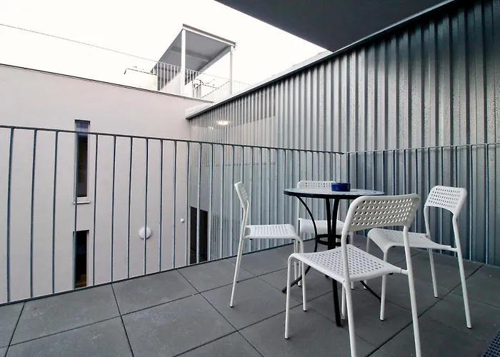 Balcony/pool/free Parking Garage *