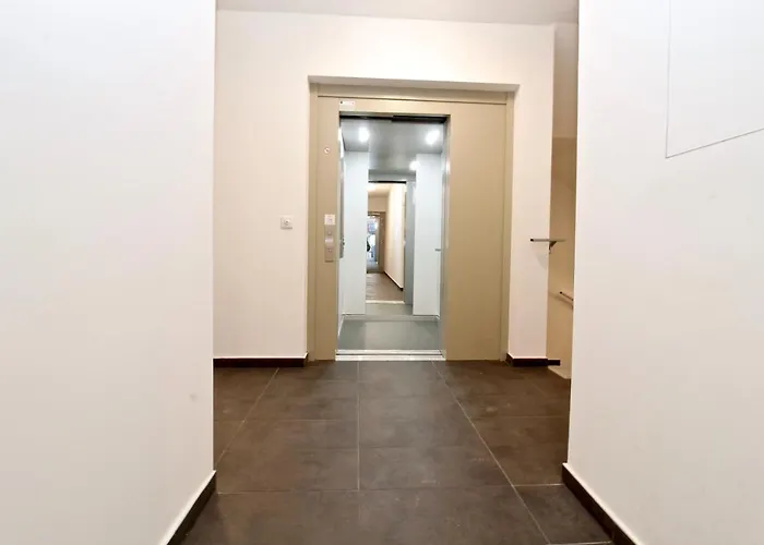 Balcony/pool/free Parking Garage