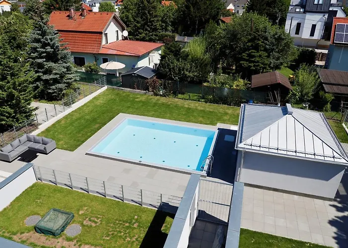 Balcony/pool/free Parking Garage