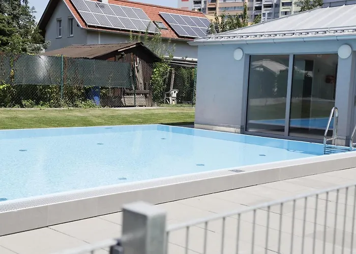 Balcony/pool/free Parking Garage *